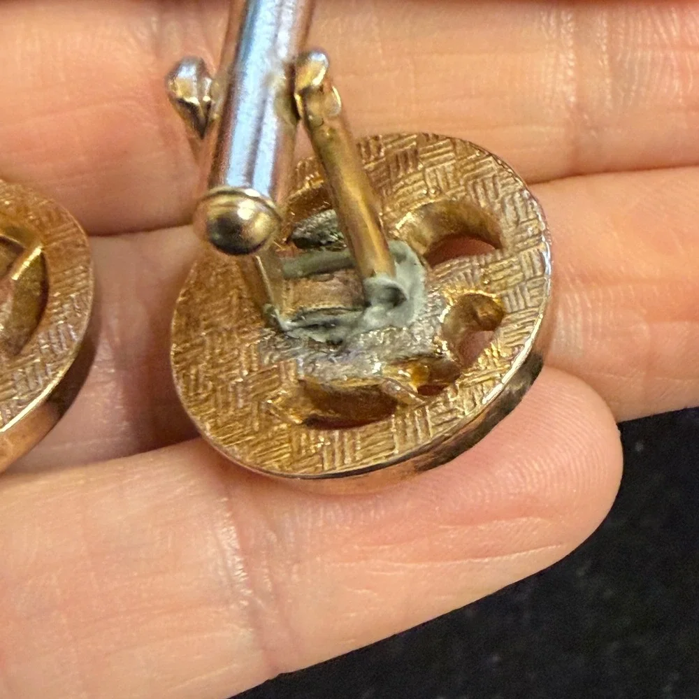 N/A one cufflink